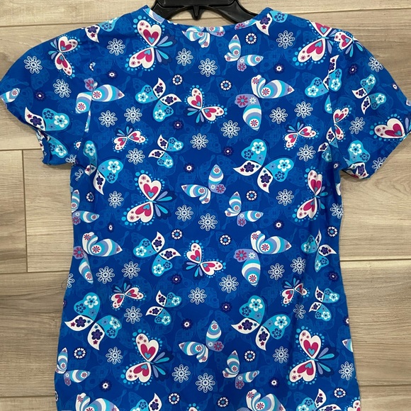 Zoe and Chloe Scrub Top - Picture 3 of 3